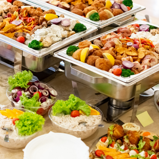 AZYL_imprezy firmowe jedzenie podczas imprezy firmowej